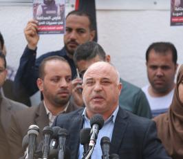 صحفيون يحتجون على استهداف زملائهم أمام ثلاجة الموتى بمجمع الشفاء ‫(42271242)‬ ‫‬.JPG