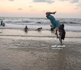 جريحان غزيان يمارسان التمارين الرياضية على شاطئ بحر غزة  ‫(38535682)‬ ‫‬.JPG