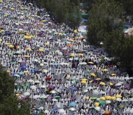  حجاج يؤدون صلاة الظهر في صعيد عرفات خلال تأدية الركن الأعظم للحج ‫(38535684)‬ ‫‬.jpg