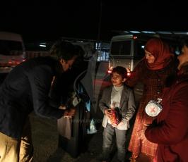 الصليب الأحمر يستقبل عائلات المعتقلين بالورود بعد عودتهم من نفحة (6).JPG