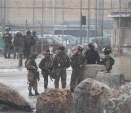 مواجهات عنيفة على حاجز قلنديا شمال القدس المحتلة