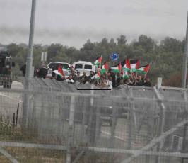 نشطاء فلسطينيون يعودون إلى باب الكرامة شمال غرب القدس المحتلة