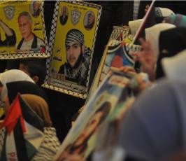 بالصور:عدسة "فلسطين اليوم" تنضم لاعتصام أهالي الأسرى أمام مقر الصليب