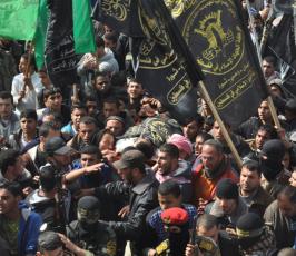 سرايا القدس تُودع أحد مجاهديها بلواء الوسطى في موكب مهيب
