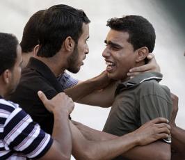 اثناء وصول جثامين الشهداء عز الدين أبو نصيرة وأحمد فطاير لمستشفى شهداء الاقصى