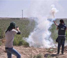 بالصور:مواجهات مع قوات الاحتلال شرق غزة بالقرب من موقع ناحل العوز