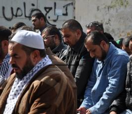 صلاة الجمعة امام مقر المفوض العام لحقوق الانسان بمشاركة الفصائل ووفد مصري