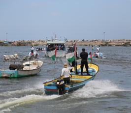 مرضى غزة يبحرون في البحر مطالبين بممر مائي ‫(30205329)‬ ‫‬