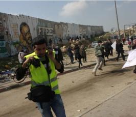 القدس: الاحتلال يقمع مسيرة نسوية فلسطينية على معبر قلنديا