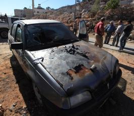 مستوطنون يحرقون 3 سيارات فلسطينية ويكنبون شعارات على جدار المسجد في قرية برقة شرق مدينة رام الله‏