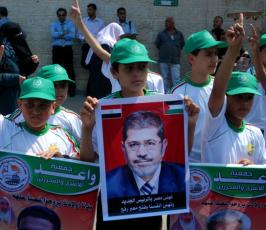 أهالى الاسرى يهللون فرحاً بمرسى بالصليب الاحمر بغزة