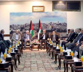 بالصور:هنية يستقبل وفد المصالحة برئاسة عزام الاحمد في منزله بمخيم الشاطئ