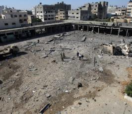 أثار الدمار لمجمع السرايا وسط غزة أثر قصفه من طائرات الغدر الصهيونية
