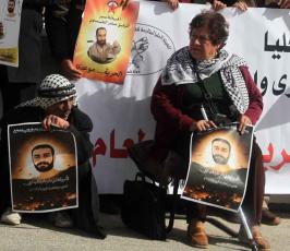 خاص فلسطين اليوم..أهالي الأسرى يعتصمون أمام مقر الأمم المتحدة برام الله