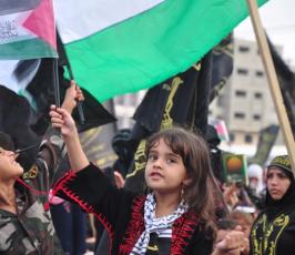 عشرات الالاف من شيوخ ونساء واطفال وقيادة الشعب الفلسطينى فى مهرجان الانطلاقة  الجهادية