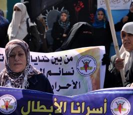 حركة الجهاد تنظم وقفة تضامنية مع الاسير السعدى وزوجته امام مقر الصليب الاحمر بغزة