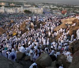 حجاج على جبل عرفات بعد الفخر لأداء ركن الحج الأعظم ليلاً ‫(29745562)‬ ‫‬