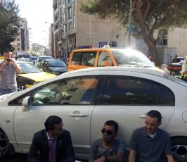 عشرات اليافطات بالضفة "يا فياض لسنا دجاج بياض" ولا لسياسة التهجير