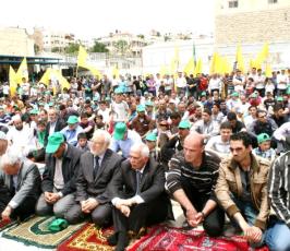 بالصورجانب من صلاة الجمعة التضامنية، مع الاسرى المضربين عن الطعام في الخليل