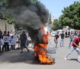 اشعال النار أمام مقر المندوب السامي بغزة  ‫(30597516)‬ ‫‬