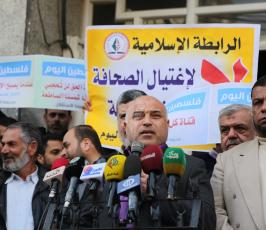 نشطا وأصدقاء فضائية فلسطين اليوم ينظموا وقفة تضامنية اليوم  ‫(30859676)‬ ‫‬