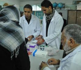 ضمن حملة "مودة" منتدى الطبيب الفلسطيني يقدم خدمات طبية للمتضررين بمراكز الإيواء جراء المنخفض بغزة