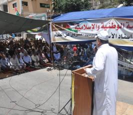 صلاة الجمعة أمام الصليب الأحمر