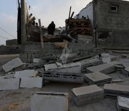  تضرر منازل المواطنين جراء القصف الإسرائيلي الذي استهدف موقع البحرية غرب خانيونس (5)