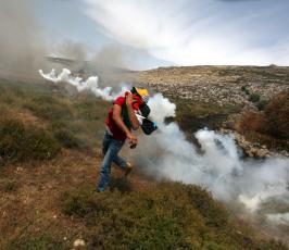 خاص فلسطين اليوم...مواجهات في دير جرير أثر قمع الاحتلال لمسيرة سلمية منددة بالاستيطان