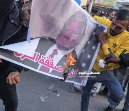 فلسطينيون يحرقون صوراً لنتنياهو وترامب  (6).JPG