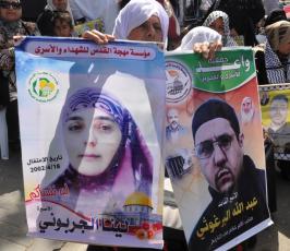 بالصور:أهالي الأسرى يواصلون اعتصامهم الأسبوع قبالة الصليب الأحمر