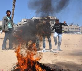 عشرات الغزيين يهاجمون سجن إسرائيلي وسط مدينة غزة
