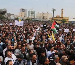 مسيرة حاشدة لموظفين السلطة ‫(38273540)‬ ‫‬
