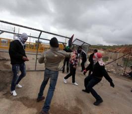 خاص فلسطين اليوم...مواجهات وإصابات أمام سجن "عوفر" غربي رام الله