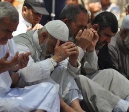 بالصور:واعد تقيم صلاة الجمعة أمام مقر الصليب الاحمر دعما لإضراب الاسرى الإداريين