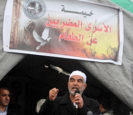 الشيخ رائد صلاح يشارك أهالي الأسرى في اعتصامهم المفتوح في رام الله