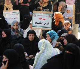 اهالى الشهداء امام مؤسسة الجريح ‫(29863819)‬ ‫‬