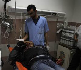ذوو الشهيد محمد محمود اسماعيل الطريفي يلقون نظرة الوداع على جثمانه في مجمع فلسطين الطبي