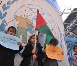 بالصور:وقفة لأطفال غزة أمام مقر الانروا بغزة احتجاجاً على تقليص المساعدات