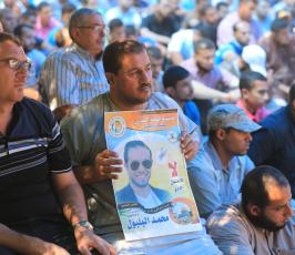 مئات المواطنين يصلون قبالة الصليب الاحمر دعما للاسرى ‫(29732760)‬ ‫‬