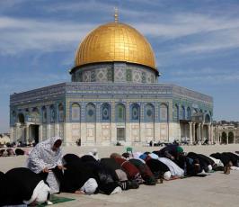 بالصور:مشاهد من صلاة الجمعة في رحاب الاقصى