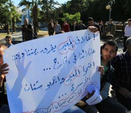 عالقين للمطالبة بفتح المعبر ‫(1)‬