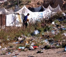بالصور: كيف تحول مقلب قمامةإلى مصدر رزق الكثير من العائلات في غزة؟
