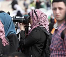 صحفيات يزاحمن الصحفيين في التصوير بغزة