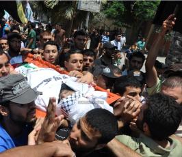 جماهير غفيرة تشيع جثماني شهيدي وسط قطاع غزة