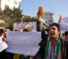 وقفة تضامنية بغزة مع اللاجئين الفلسطينيين في مخيم اليرموك في سوريا