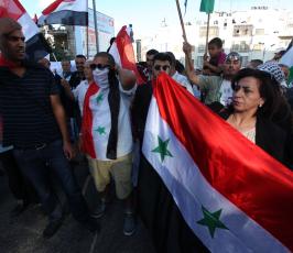 فلسطينيون يحتجون ضد فضائية الجزيرة في رام الله
