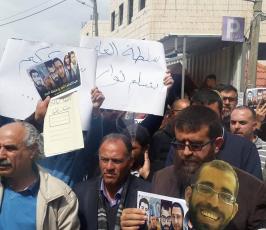 متظاهرون يحتجون على محاكمة السلطة للشهيد باسل الأغرج ورفاقه الخمسة في رام الله (3)