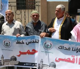 وقفة  احتجاجا على اغلاق المسجد الاقصى ومنع الصلاة فيه ‫(1)‬