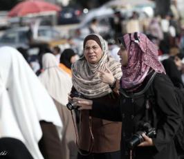 صحفيات يزاحمن الصحفيين في التصوير بغزة